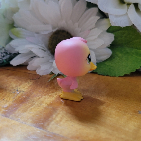 Littlest Pet Shop LPS #1002 Duck Pink Yellow Duckling Green Eyes Bird 2008 - Picture 3 of 10
